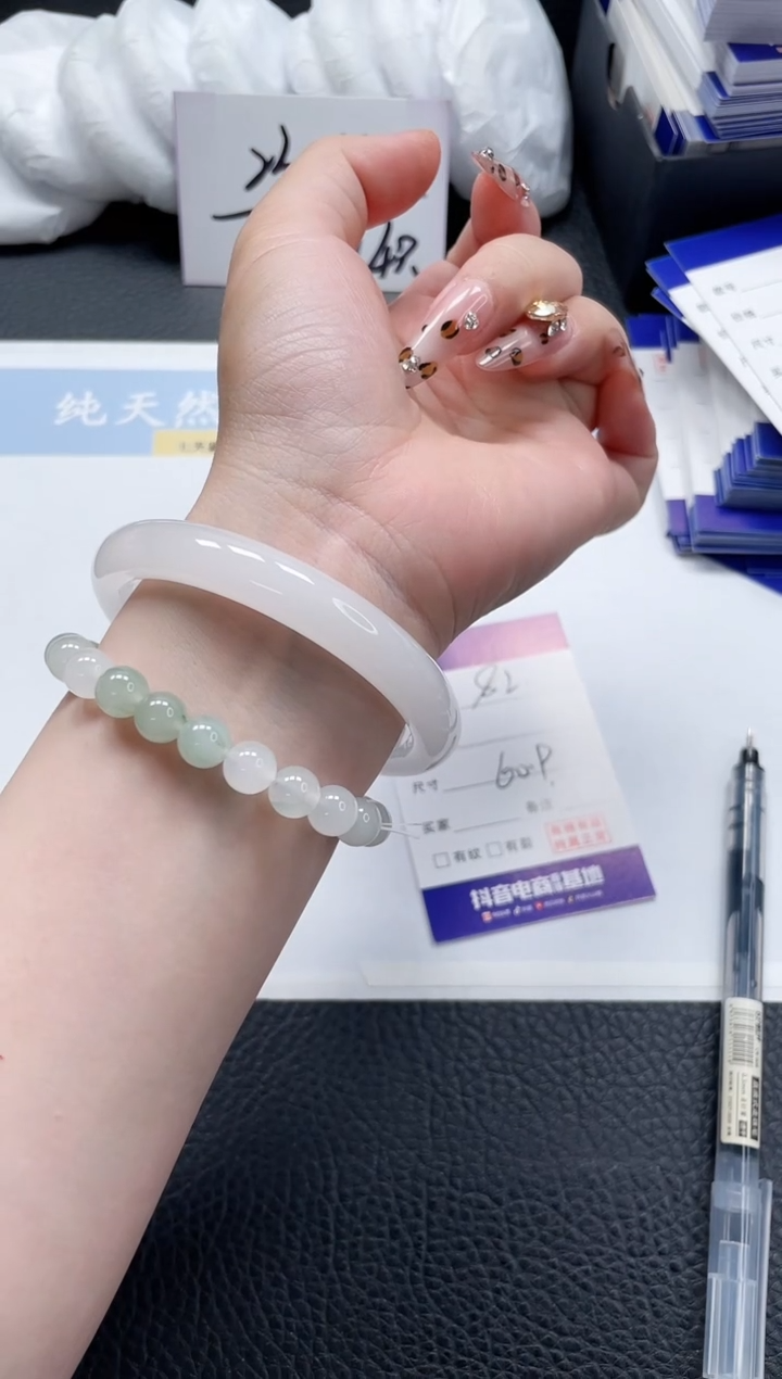 【闪购商品】石英质玉手镯未镶嵌82-60