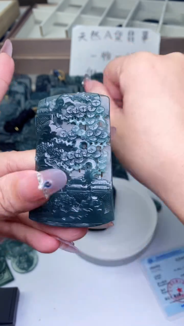 颈饰未镶嵌翡翠          