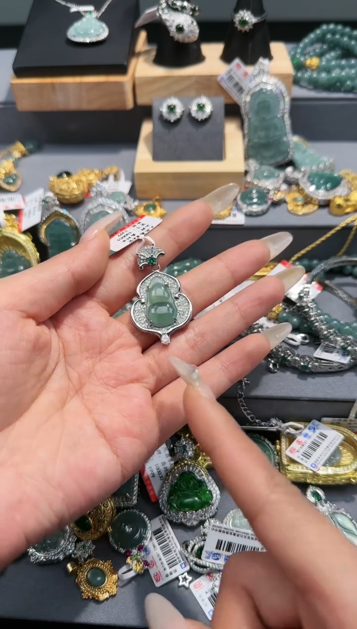 【闪购商品】翡翠吊坠(赠链)未镶嵌天然翡翠A货