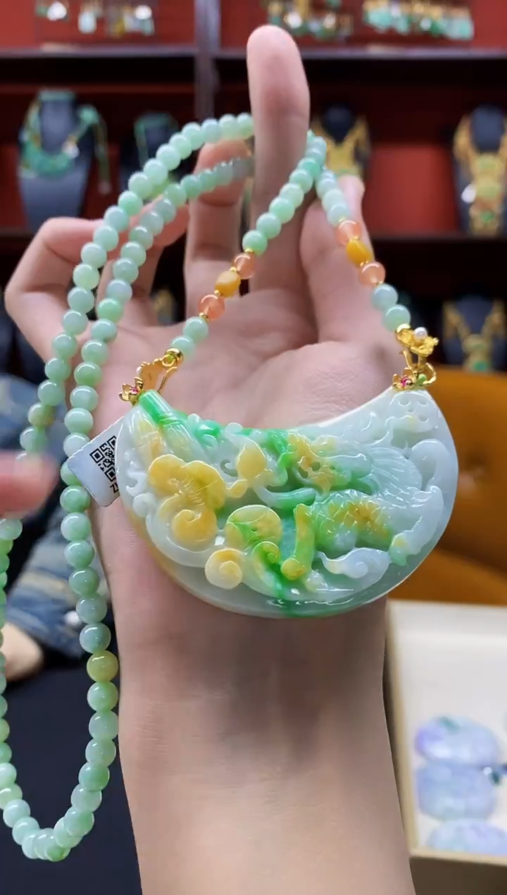 颈饰未镶嵌翡翠清****?吊坠