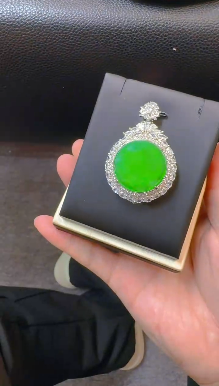 【闪购商品】翡翠吊坠(赠链)银S925镶嵌天然A货翡翠