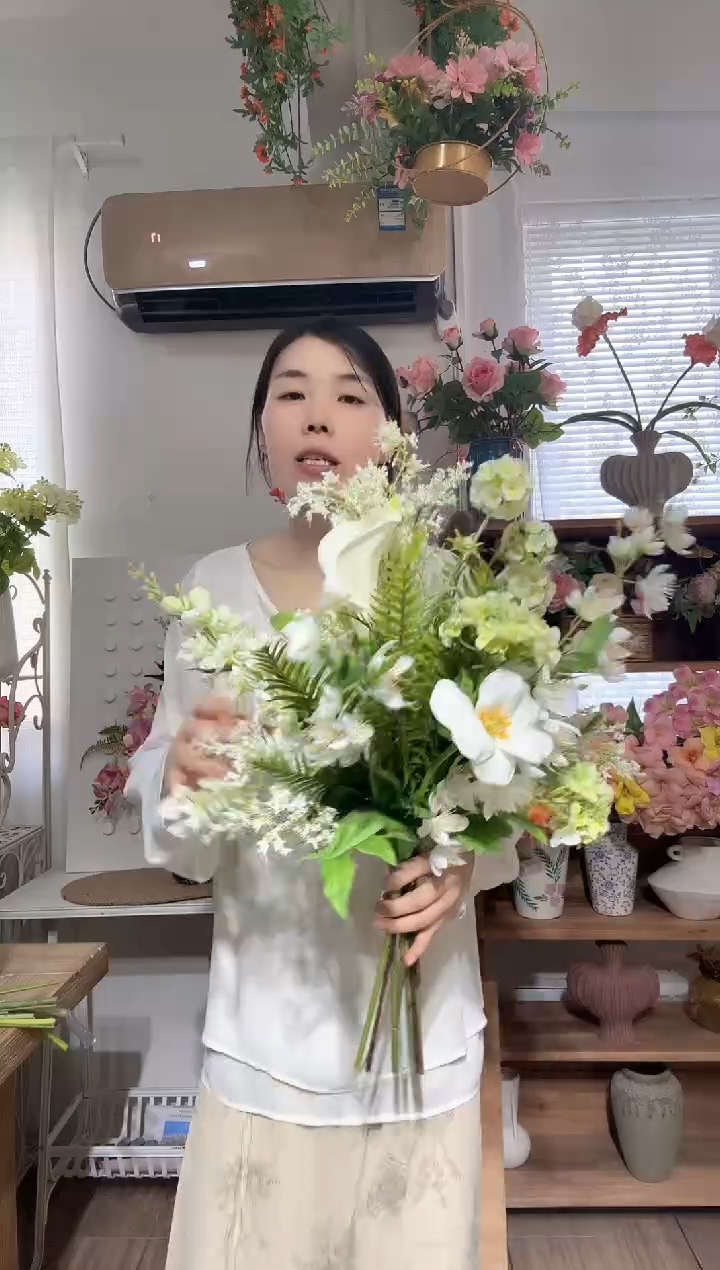 捡漏福利~白色手感马蹄莲郁金香绣球混搭花束 （不含花瓶）