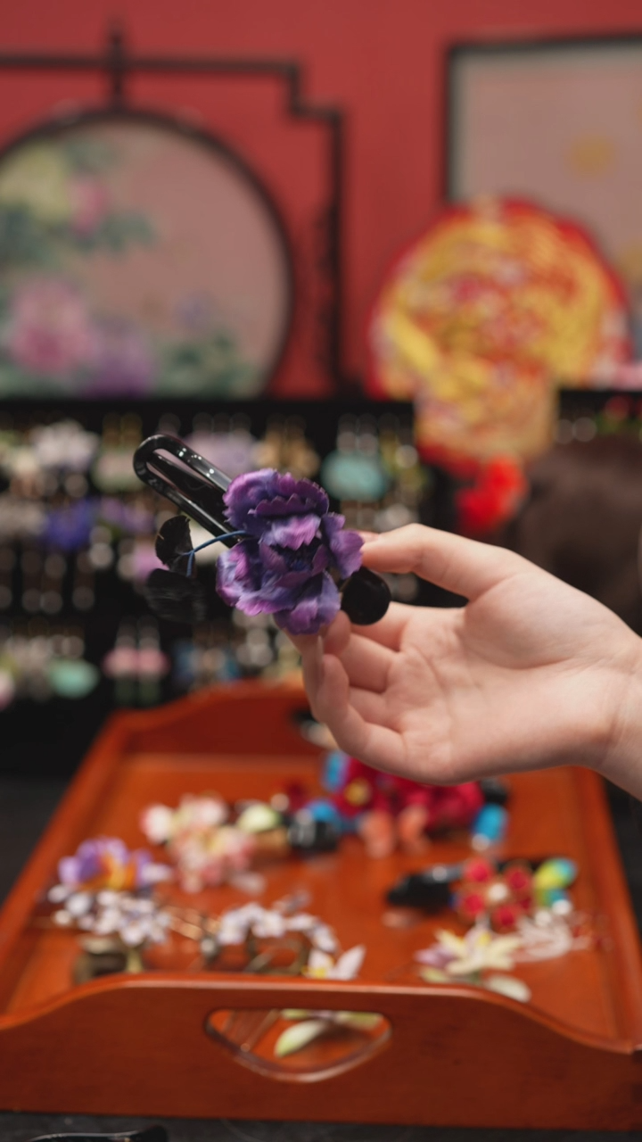 刺绣白****?非遗绒花手工饰品