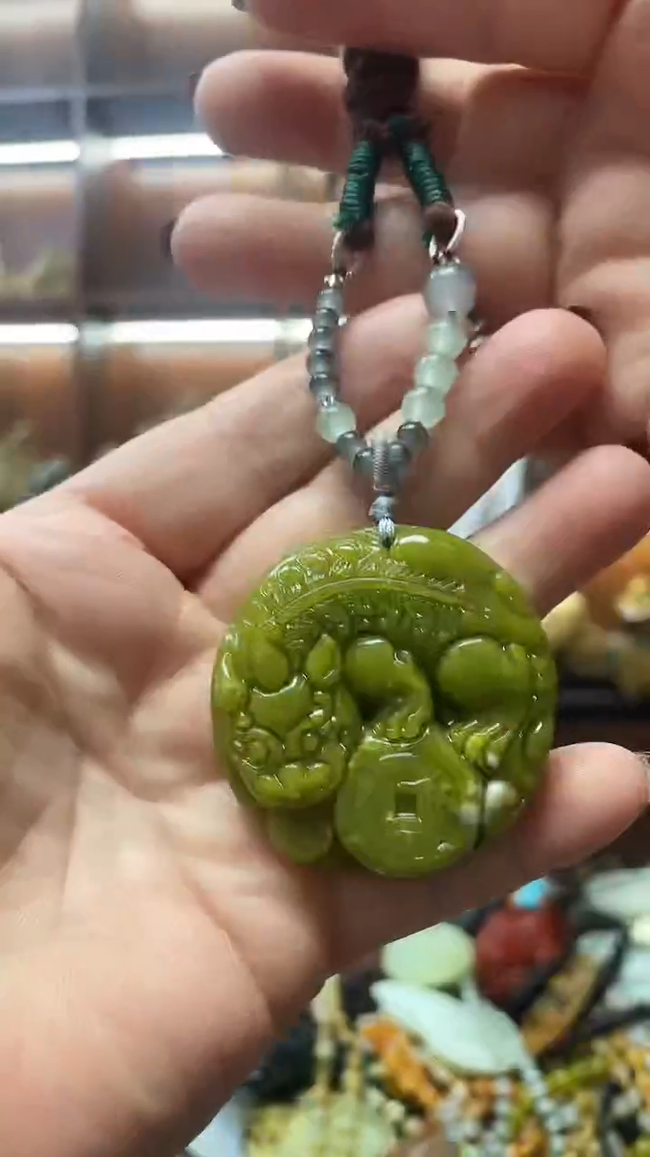 未镶嵌蛇纹石玉吊坠    