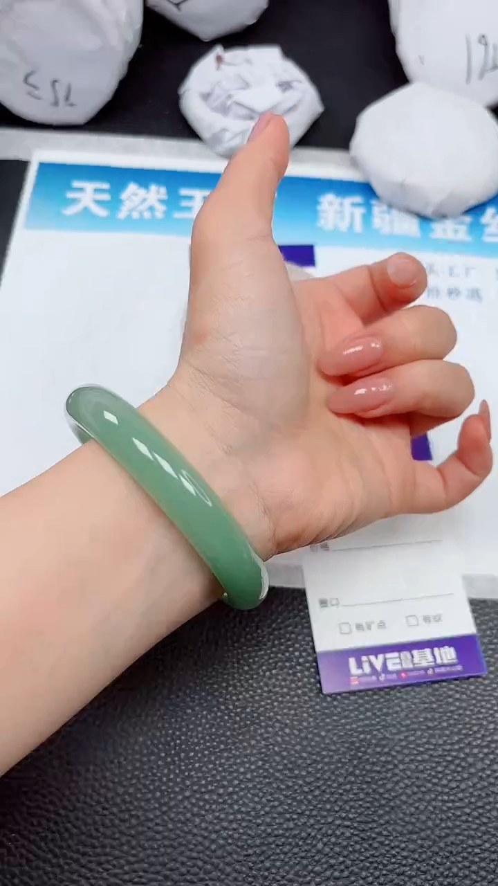 【闪购商品】石英质玉手镯未镶嵌520