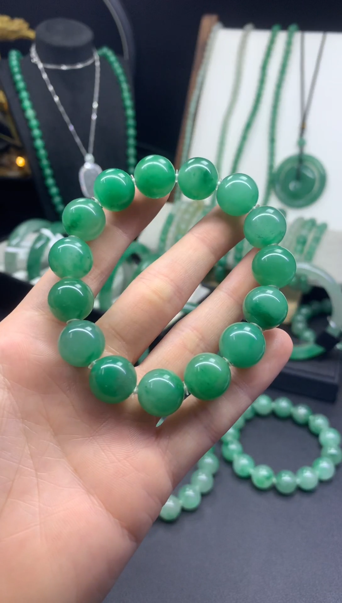 未镶嵌手串石英质玉（非洲翠）满绿卡14珠串