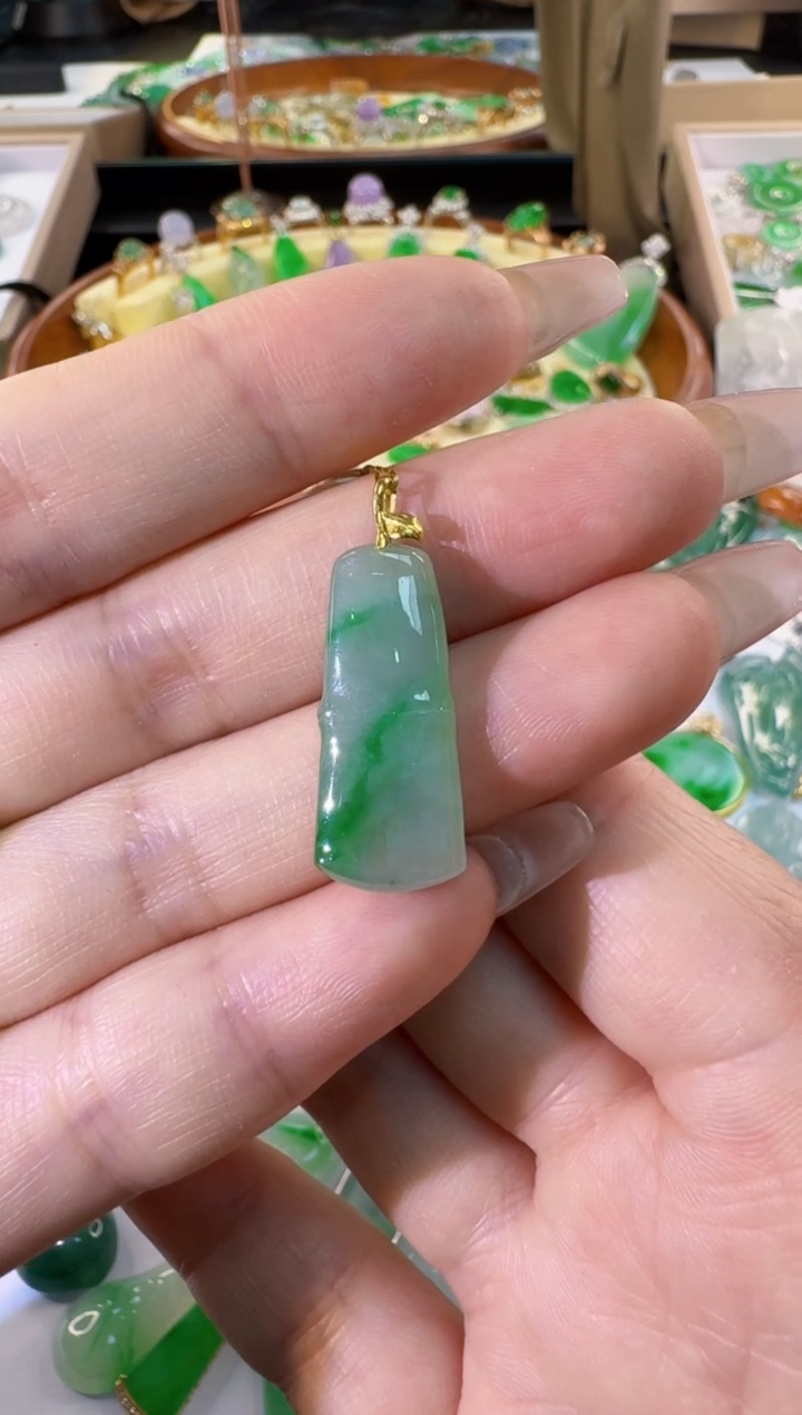 【闪购商品】翡翠颈饰18K金镶嵌缅甸翡翠A货吊坠