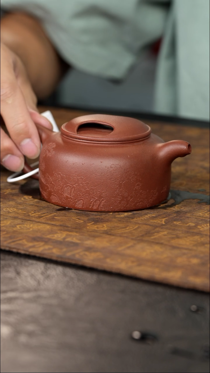 茶壶紫砂牛盖莲子刻绘150cc清水泥