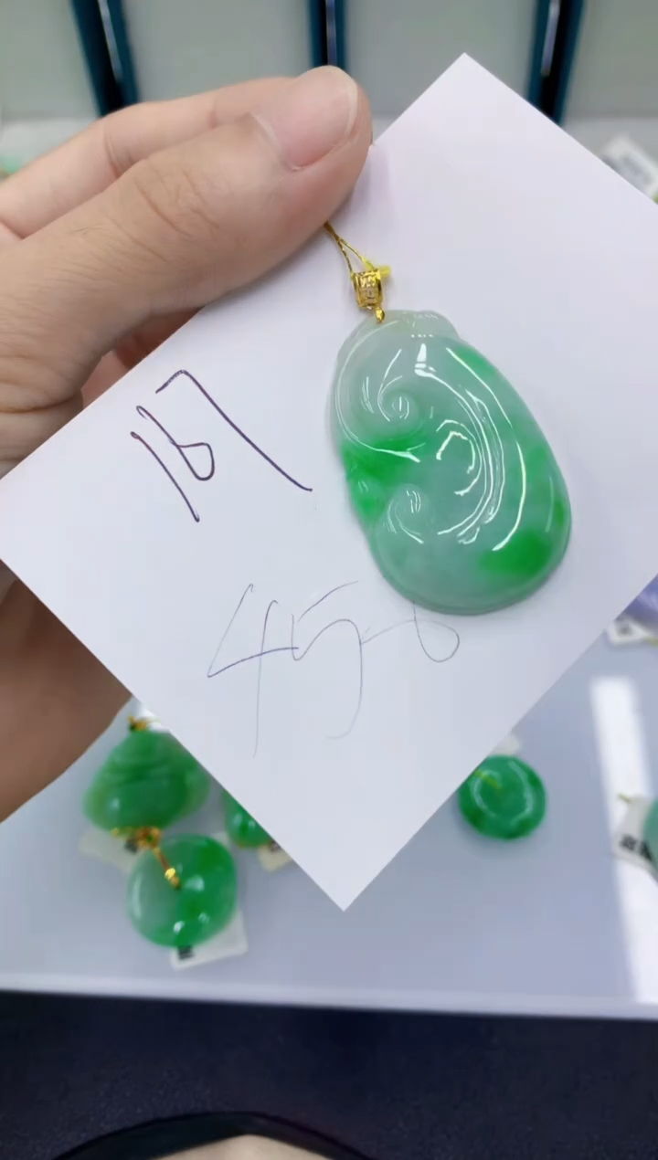 翡翠18K金镶嵌颈饰翡翠