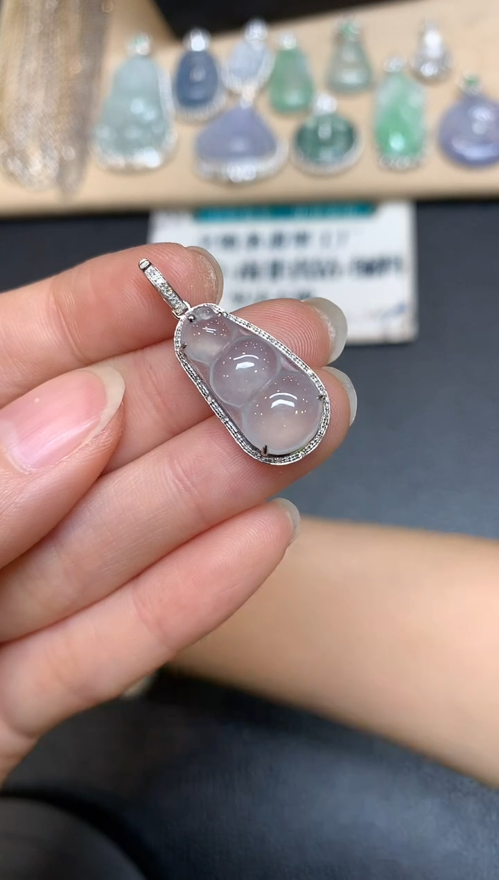 【闪购商品】翡翠颈饰18K金镶嵌福豆【无服务费