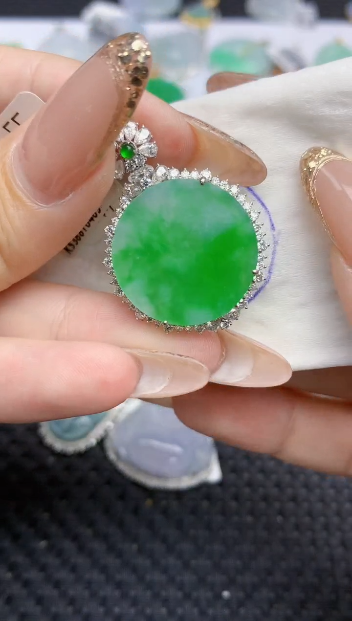 颈饰18K金镶嵌翡翠   天然翡翠A货  百元以上9米证书费自理