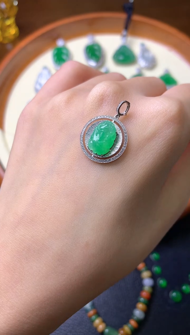 【闪购商品】翡翠吊坠(赠链)18K金镶嵌吊坠