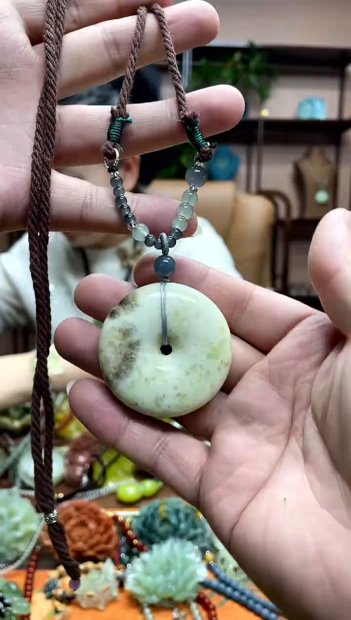 未镶嵌岫玉颈饰·