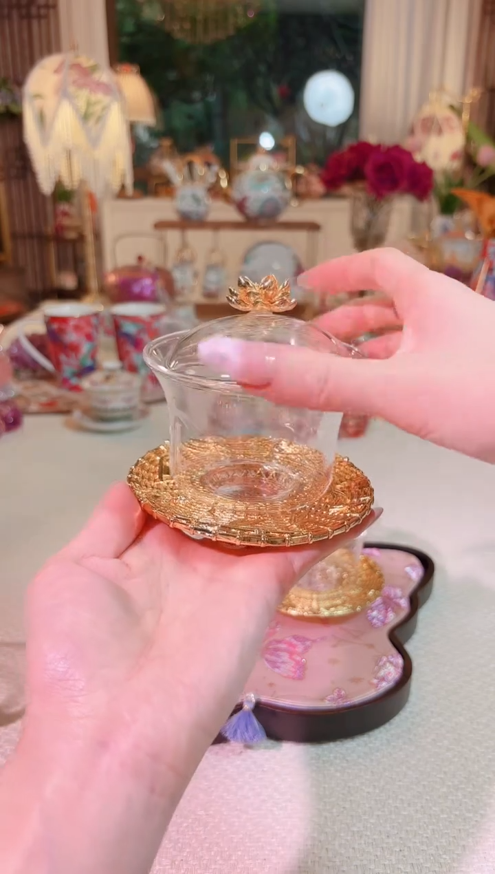 瓷莲花盖碗  如图------