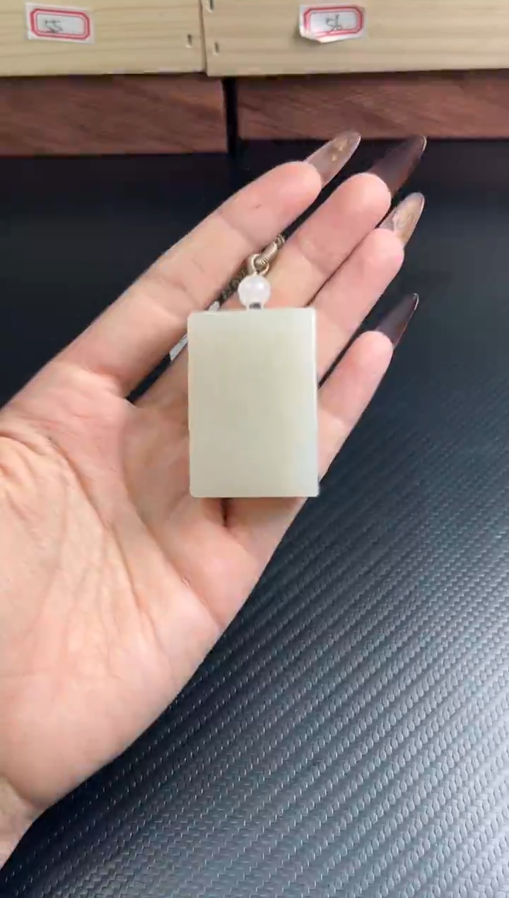 吊坠(赠链)未镶嵌和田玉黑山微色差m