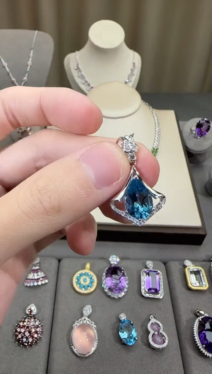 颈饰银S925镶嵌托帕石9*11mm伦敦蓝吊坠水滴款