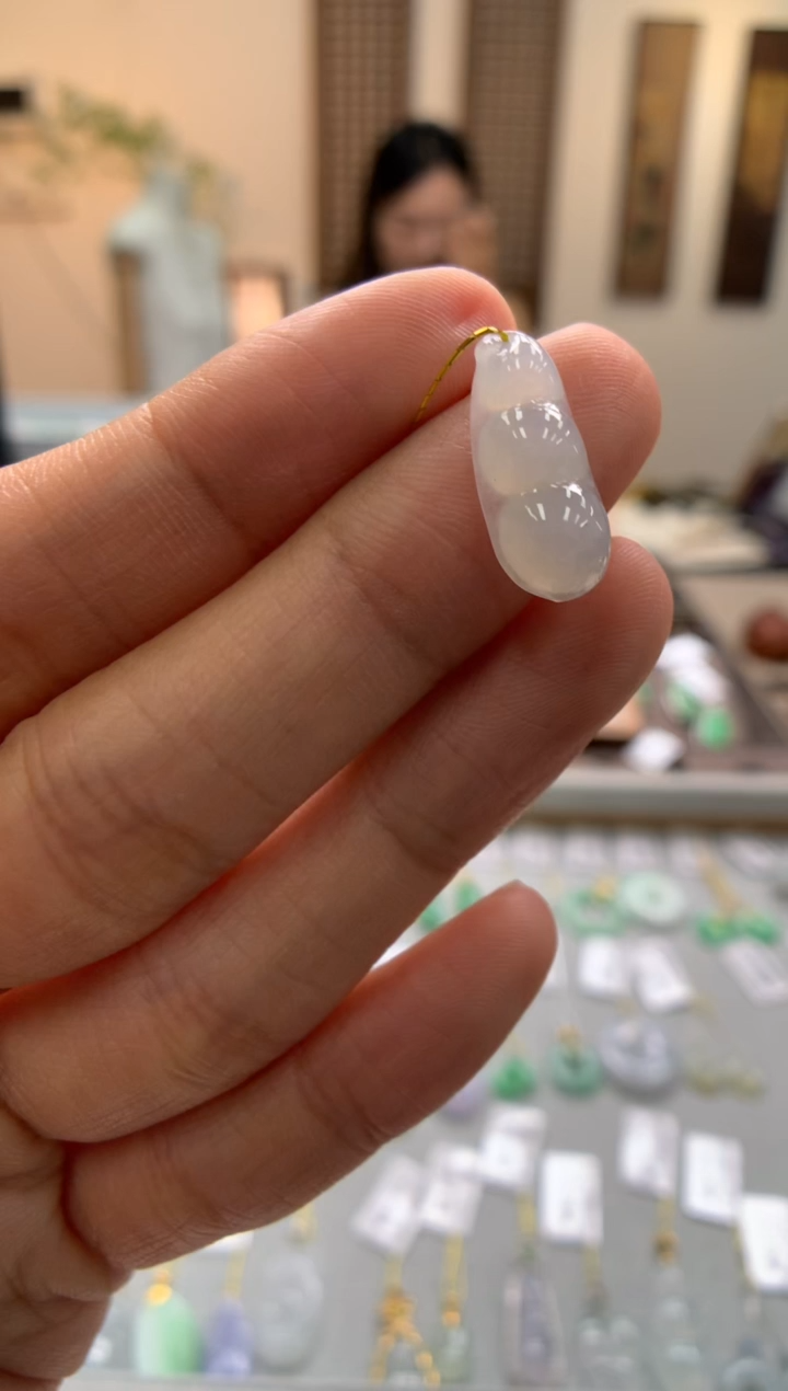 翡翠未镶嵌颈饰福豆