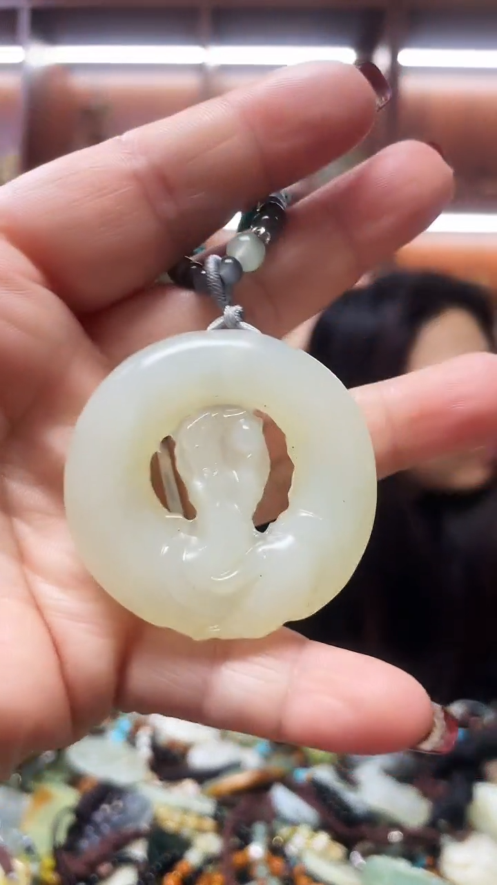 未镶嵌蛇纹石玉吊坠     