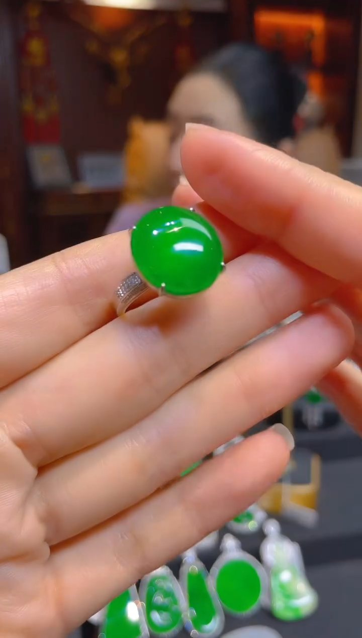 【闪购商品】翡翠戒指18K金镶嵌113153天然A货翡翠蛋面戒指