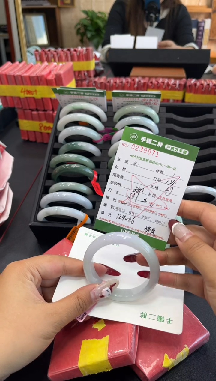 【闪购商品】翡翠手镯未镶嵌多人