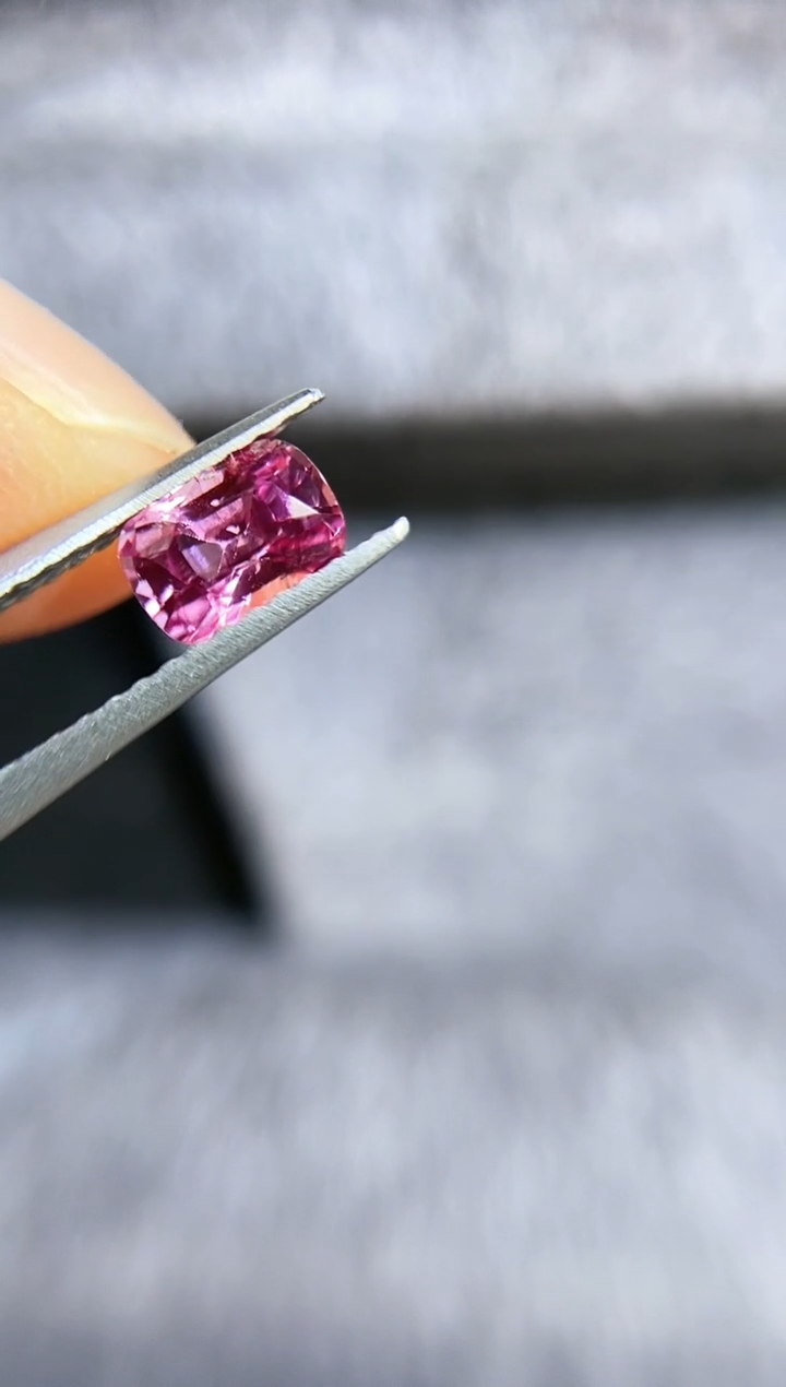 【闪购商品】定制蓝宝石定制未镶嵌粉色0.735克拉无烧玻璃体
