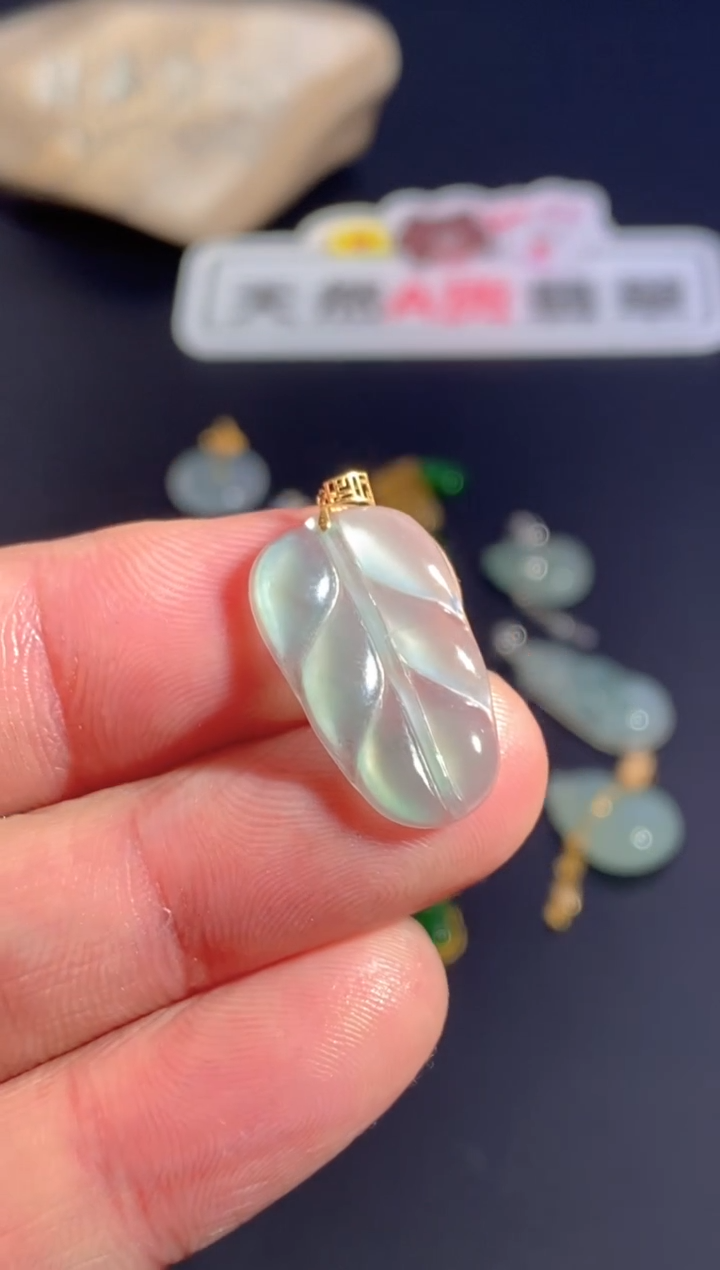 颈饰18K金镶嵌翡翠   