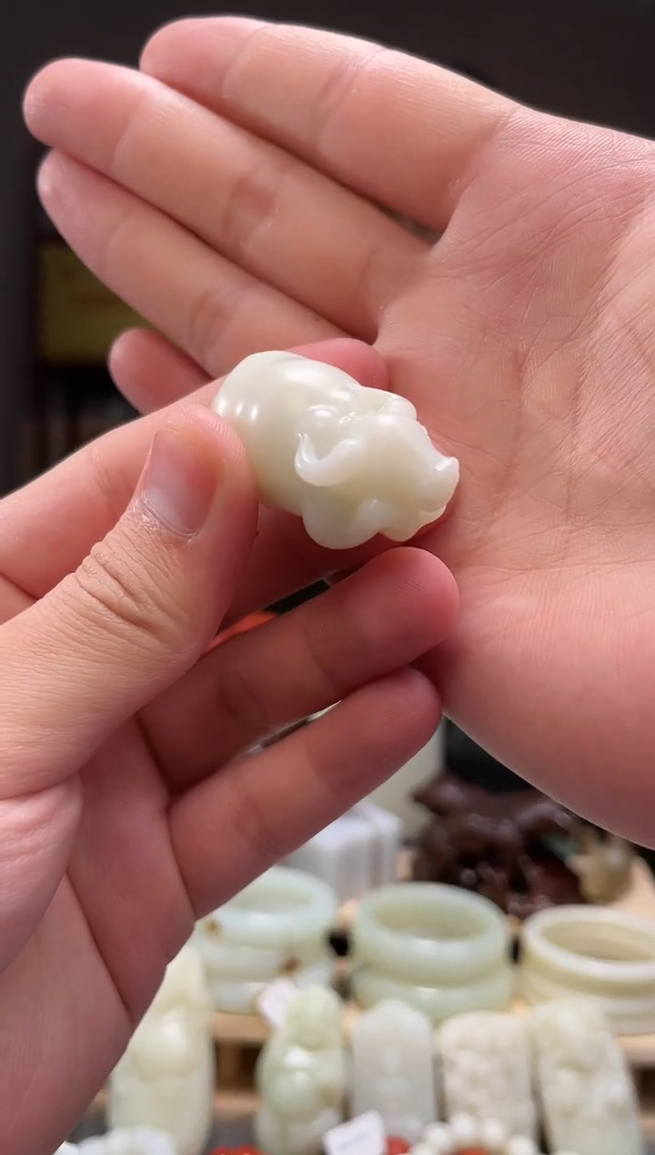 颈饰未镶嵌和田玉吊坠