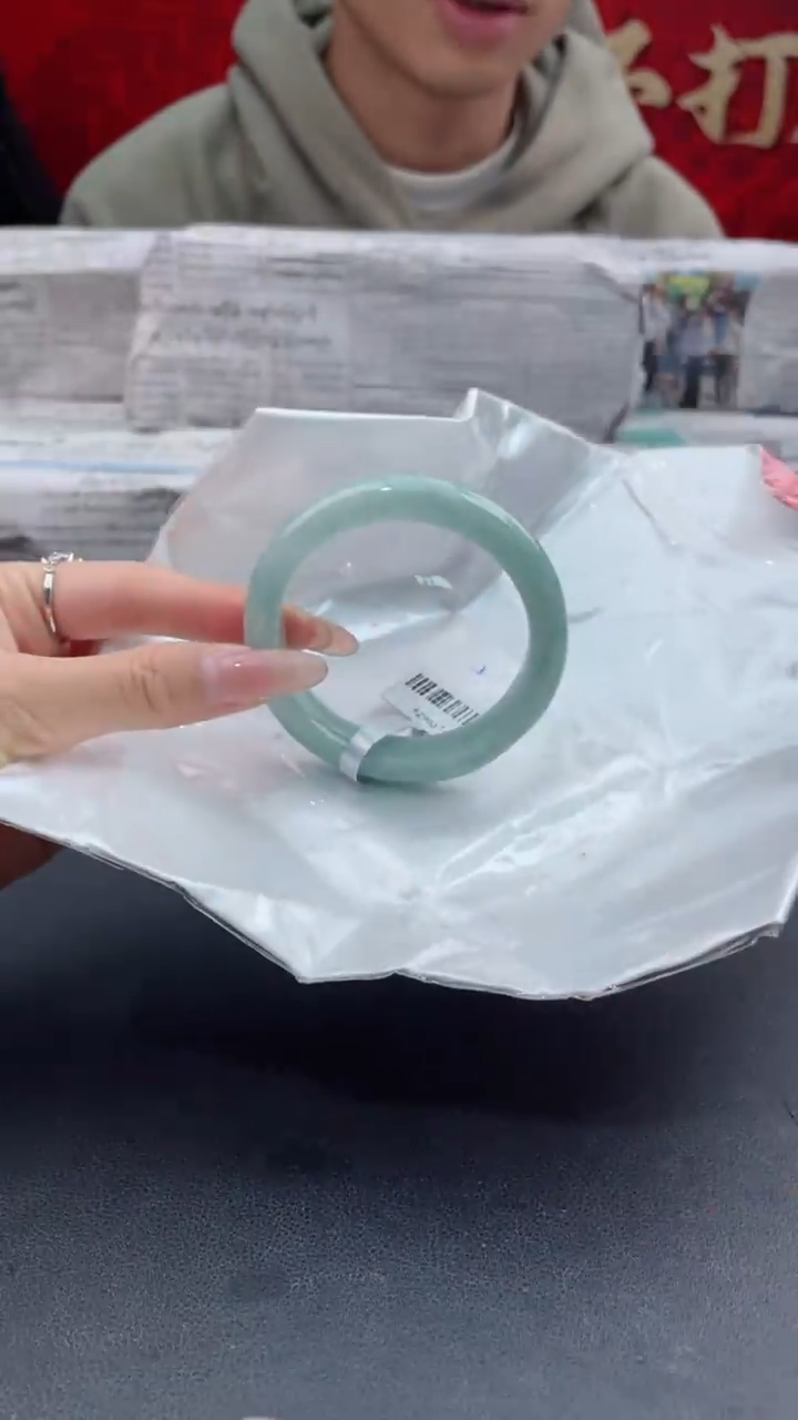 【闪购商品】翡翠手镯未镶嵌1翡翠手镯（微瑕）