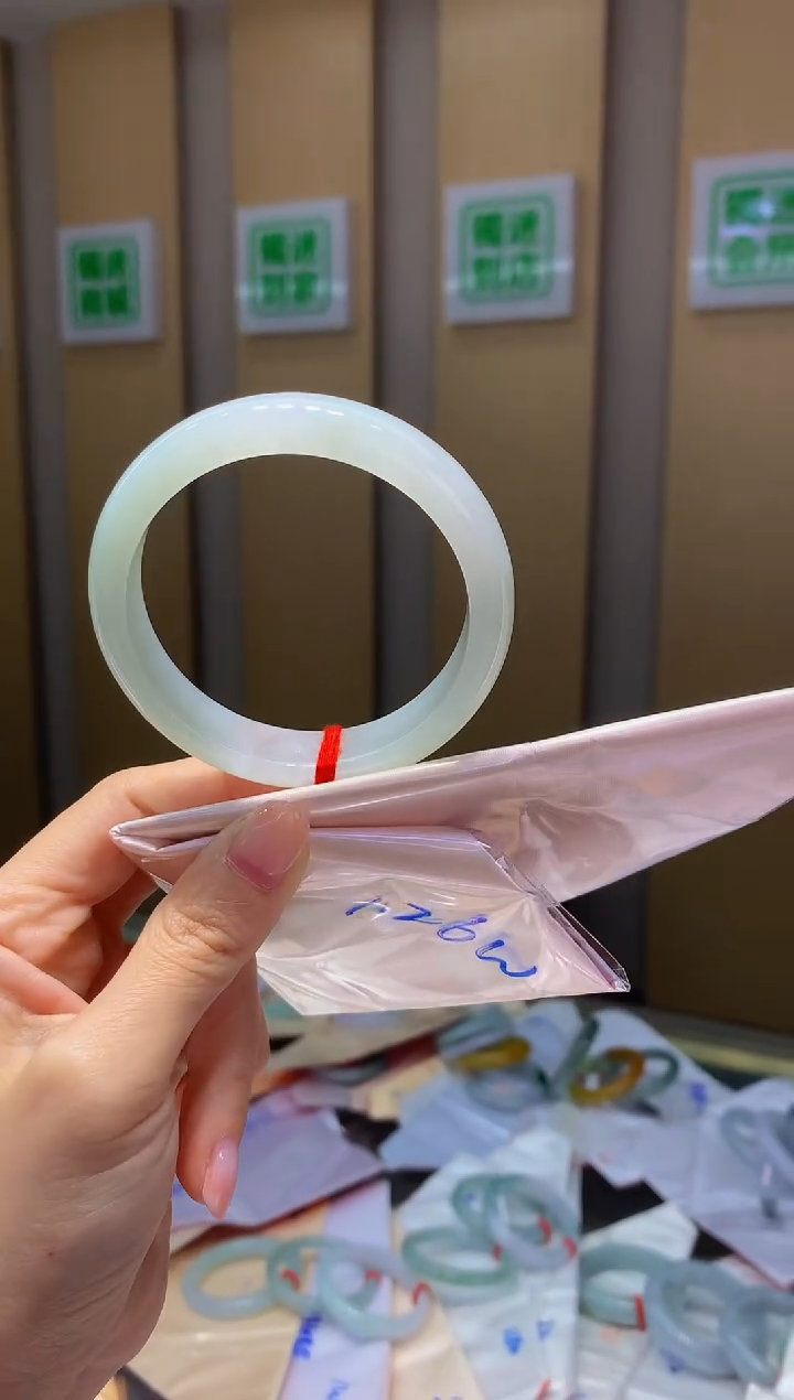 翡翠手镯未镶嵌180圈口57.2