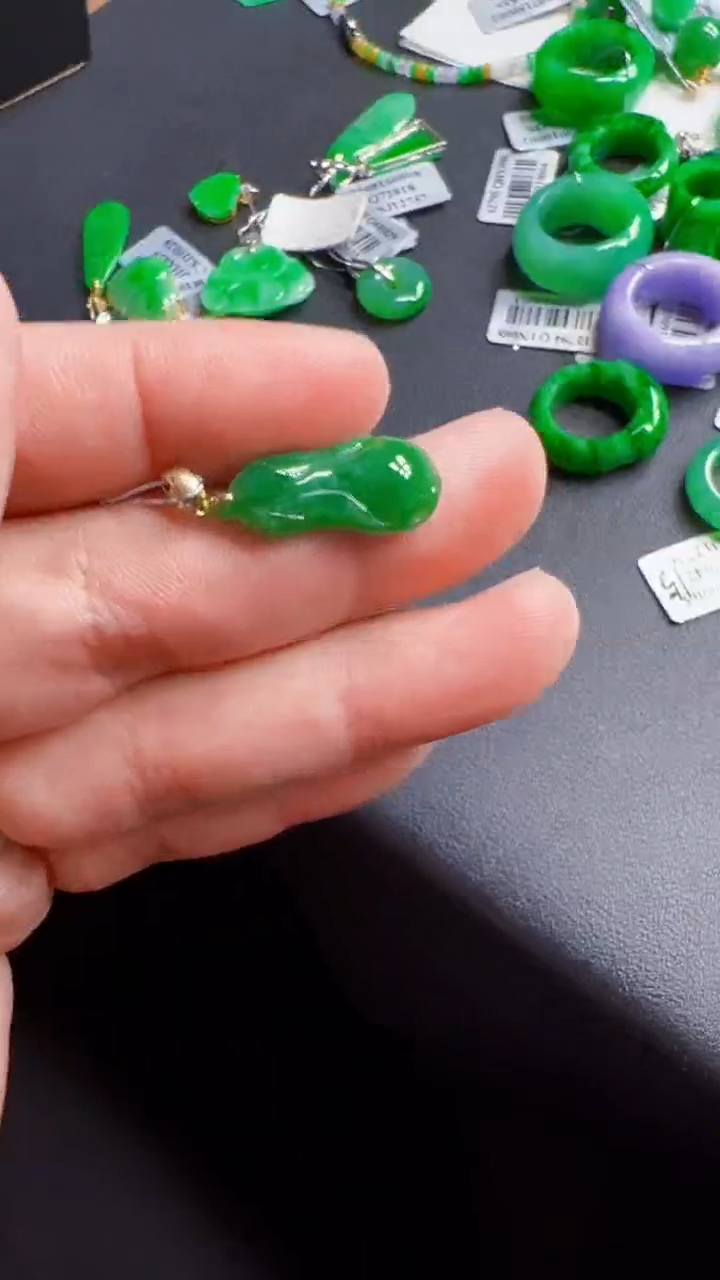 颈饰18K金镶嵌翡翠白菜