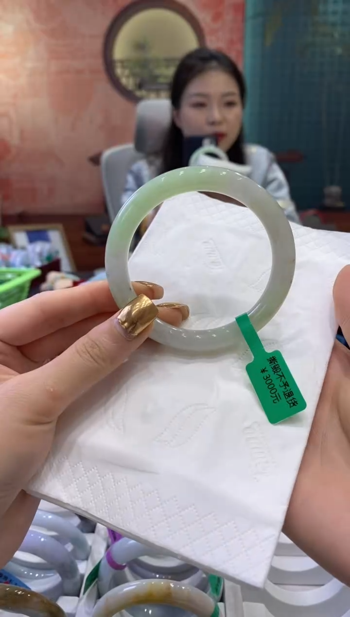 【闪购商品】翡翠手镯未镶嵌多人01519