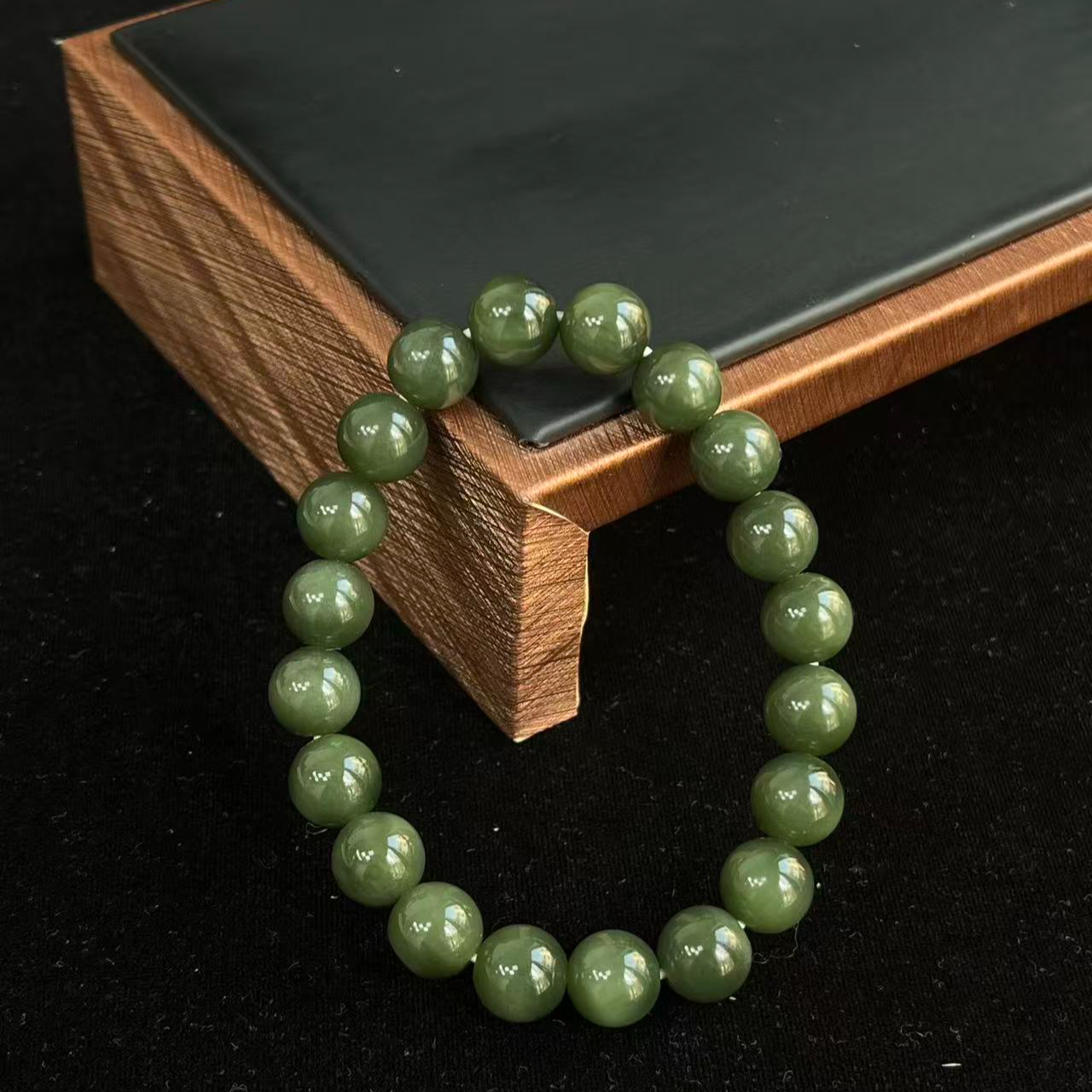 【世家珠宝-巴依哥严选】新疆和田玉沙枣青猫眼手串