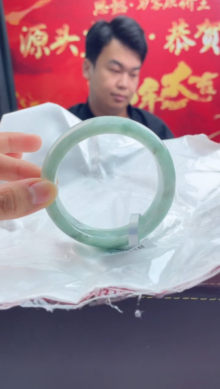 【闪购商品】翡翠手镯未镶嵌1翡翠手镯（微瑕）