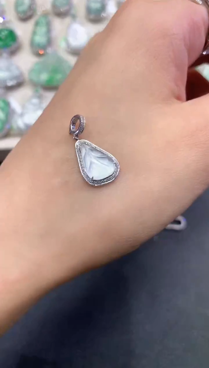 【闪购商品】翡翠吊坠(不含链)18K金镶嵌q7多样性一件发货