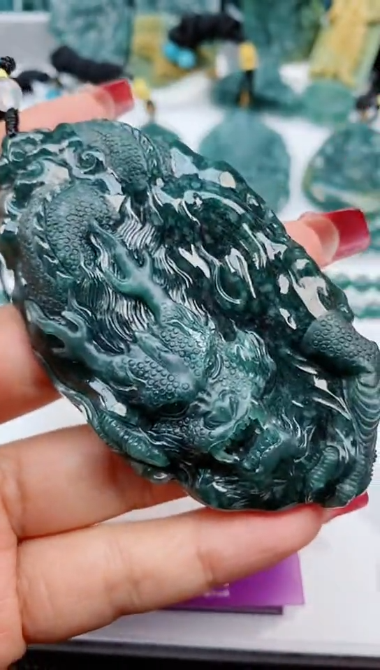 【闪购商品】翡翠颈饰未镶嵌            