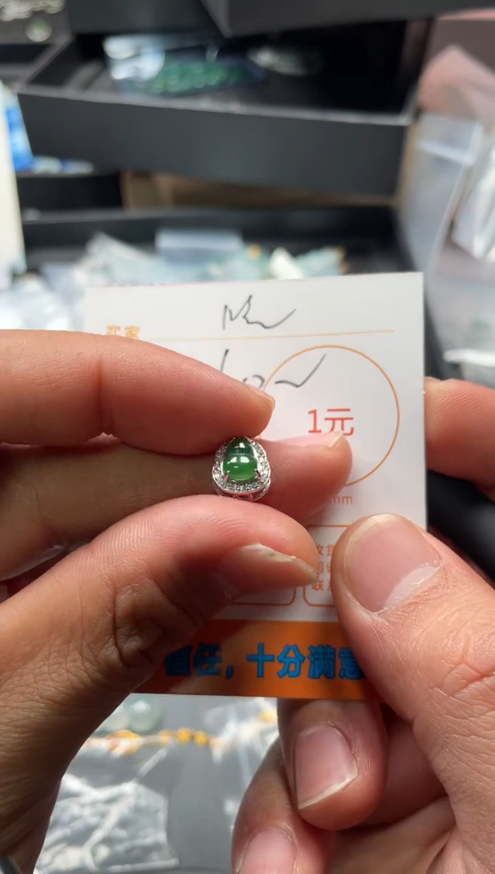 颈饰未镶嵌翡翠吃**面挂件