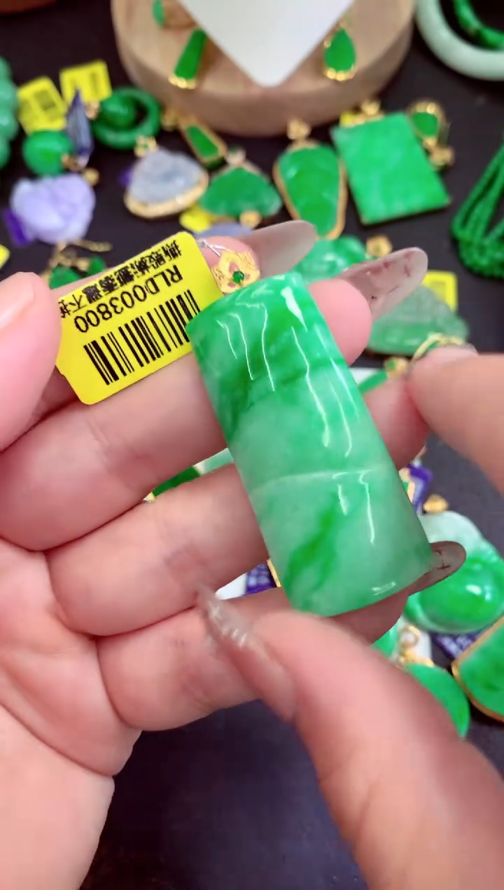 翡翠18K金镶嵌颈饰挂件