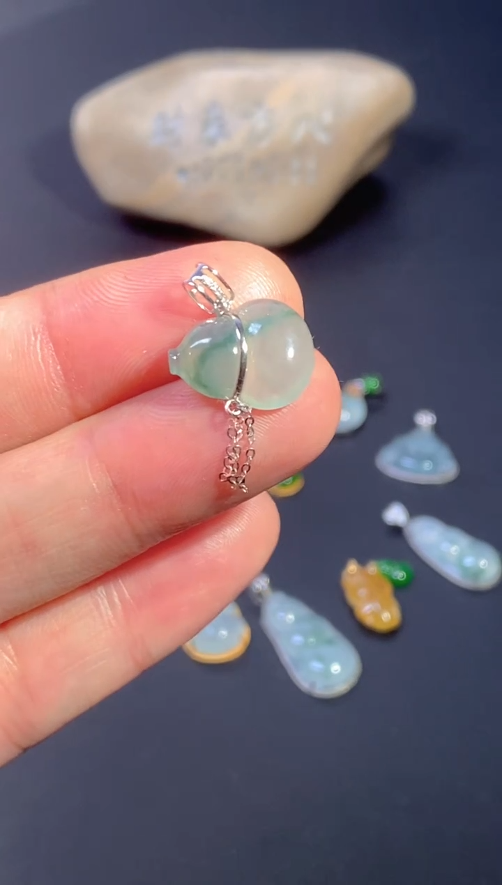 颈饰18K金镶嵌翡翠    