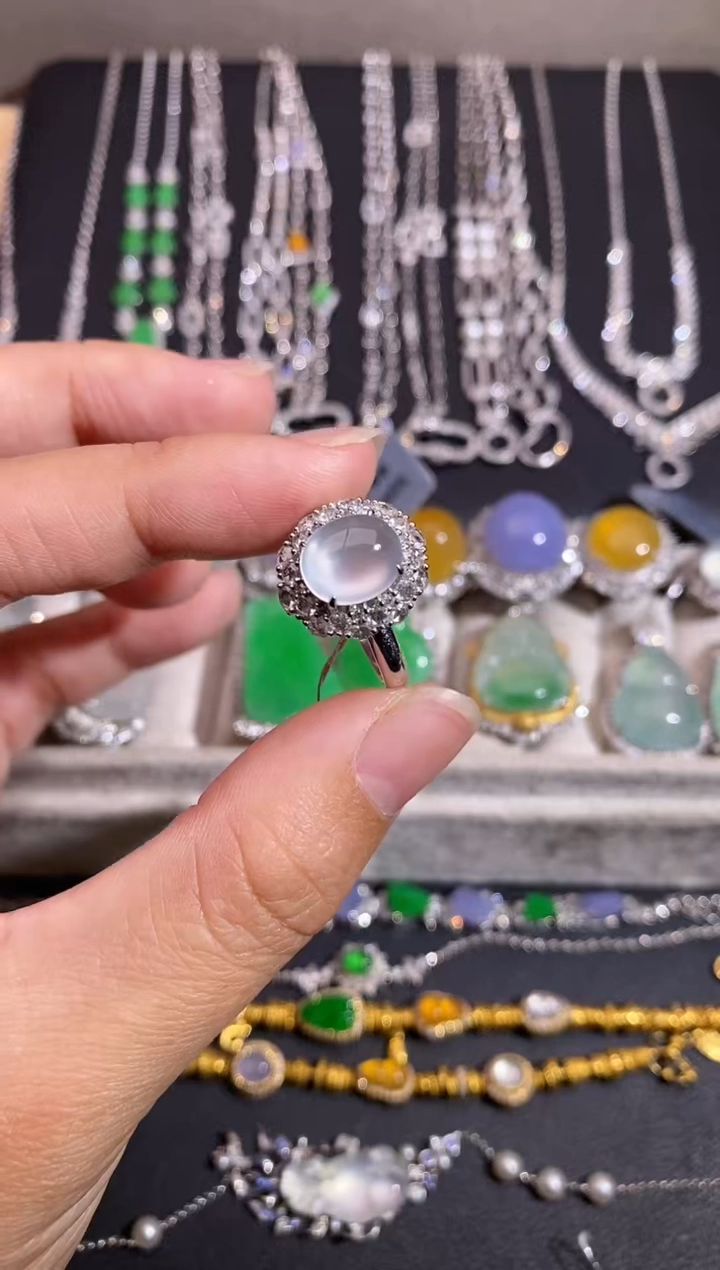 颈饰18K金镶嵌翡翠戒指