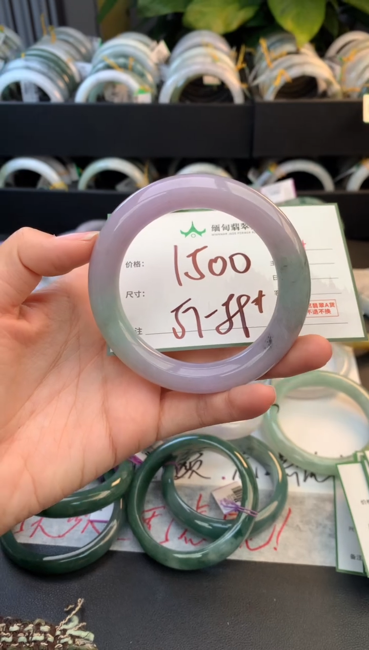 未镶嵌定制翡翠毛货需精细抛光+多人