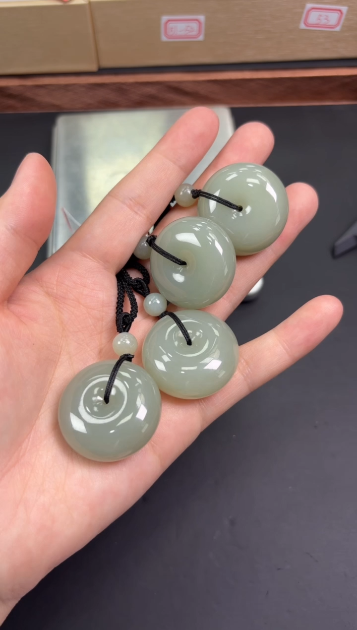 【闪购商品】和田玉吊坠(赠链)未镶嵌且末微色差近矿吊坠