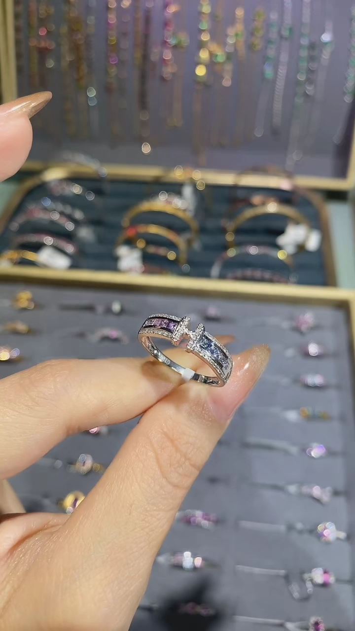 【闪购商品】彩色蓝宝石戒指18K金镶嵌戒指