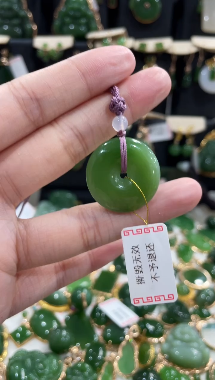 颈饰未镶嵌和田玉（碧玉）平安扣