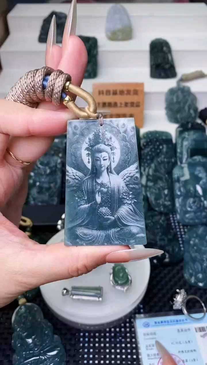 颈饰未镶嵌翡翠 