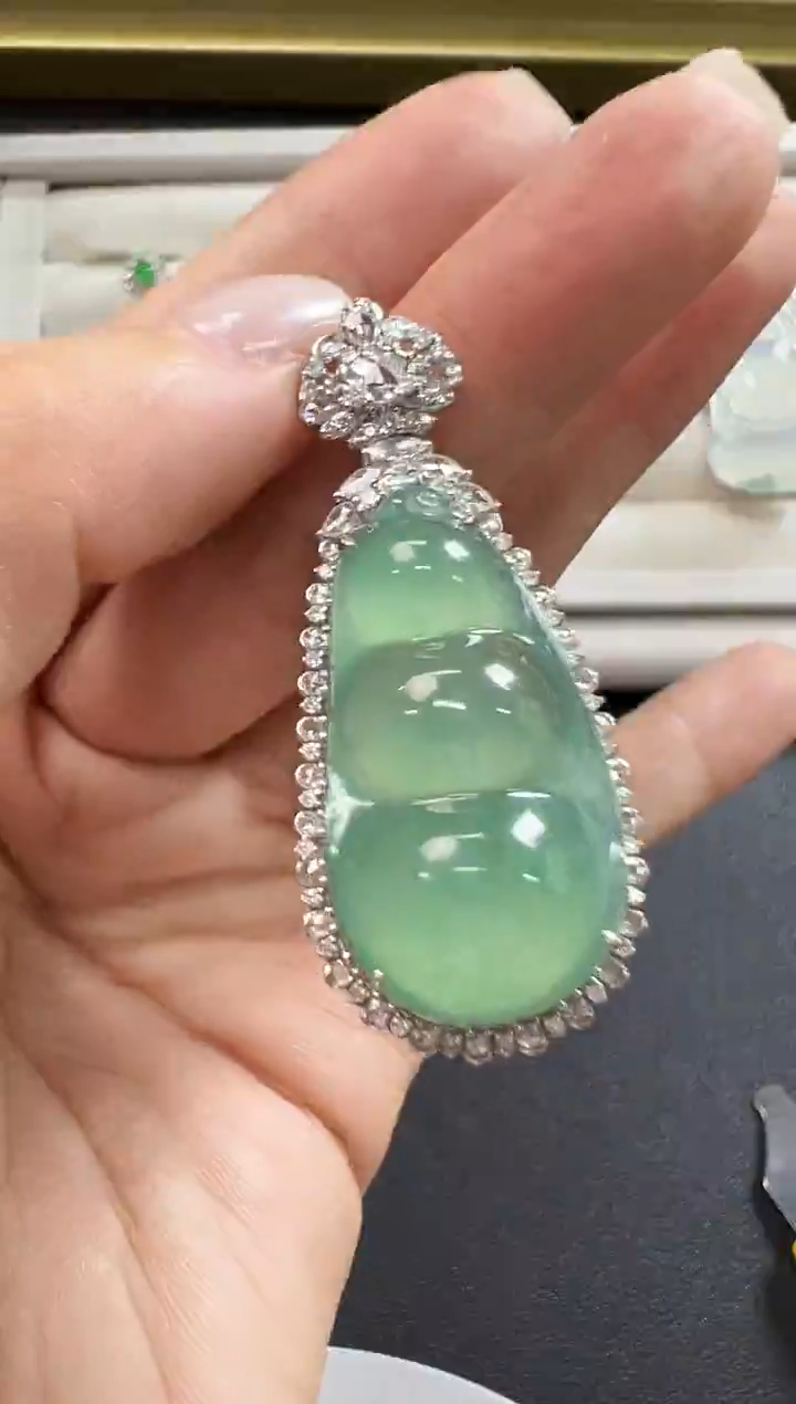 颈饰18K金镶嵌翡翠KWQJ1212-017