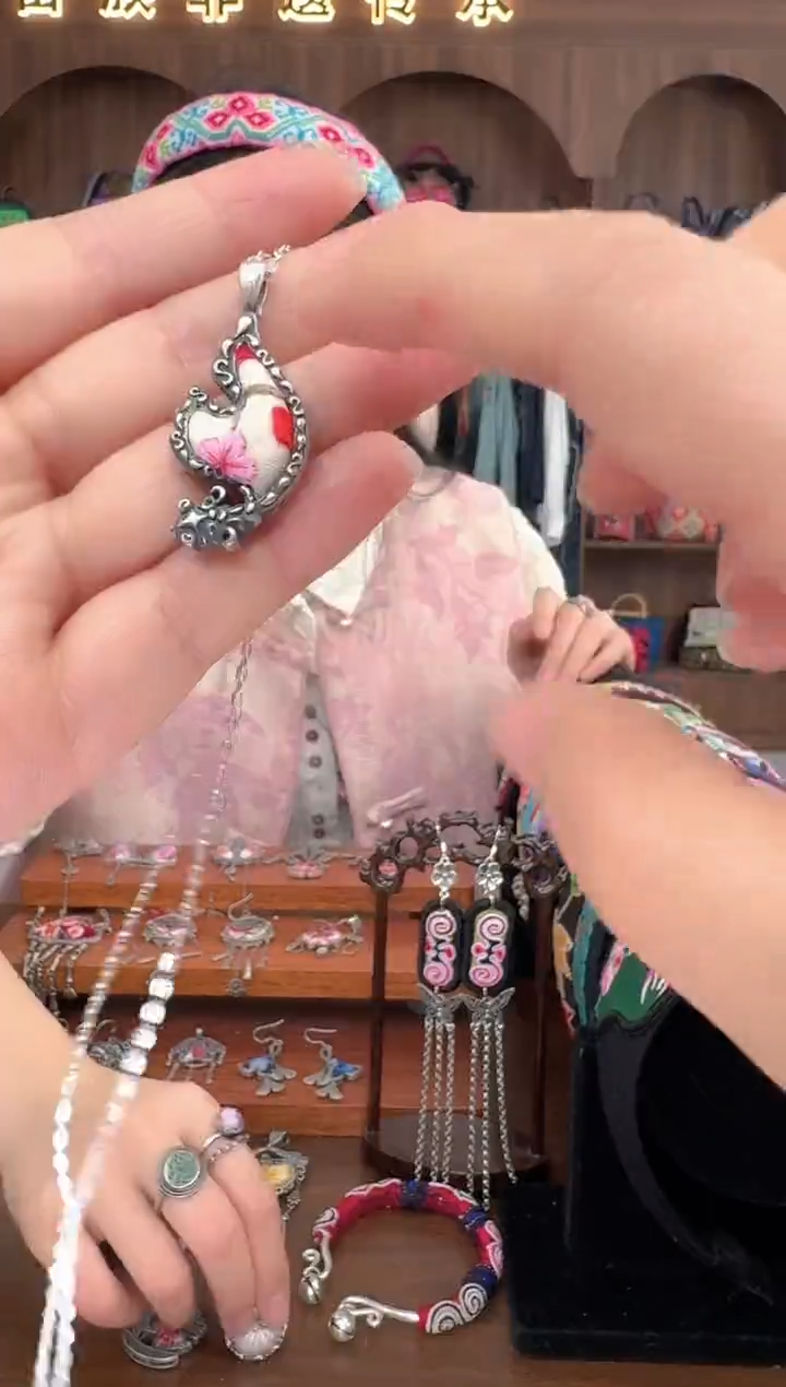 【闪购商品】织绣扶光苗绣传承81