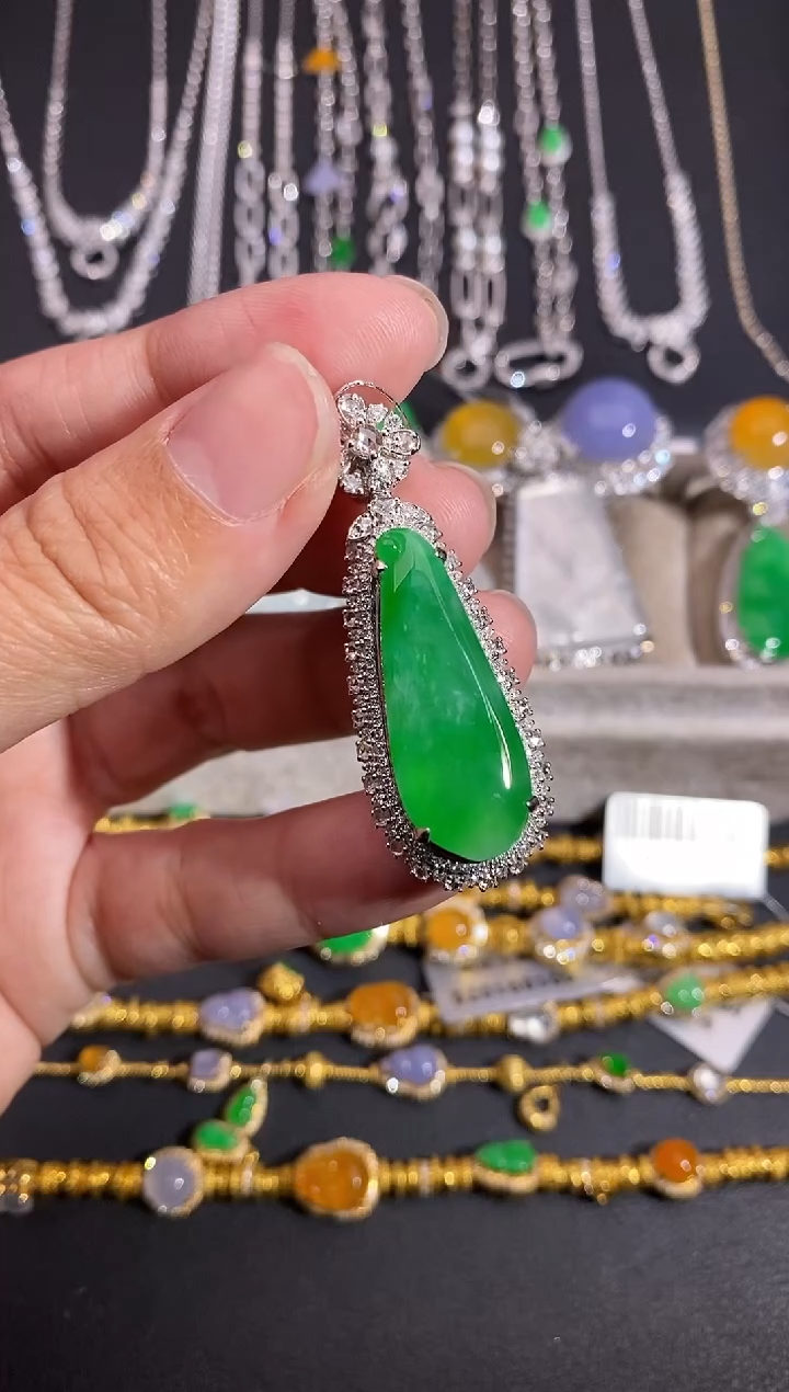 颈饰18K金镶嵌翡翠吊坠