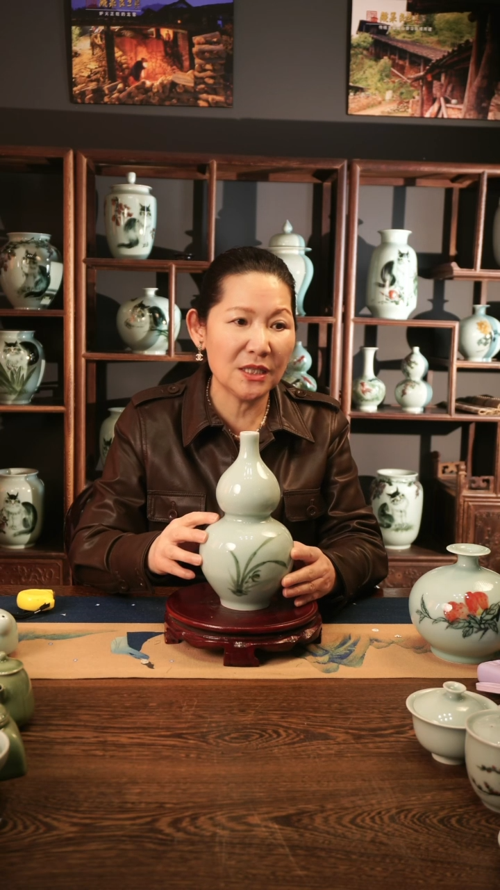 【闪购商品】釉中彩 兰花画 葫芦瓶