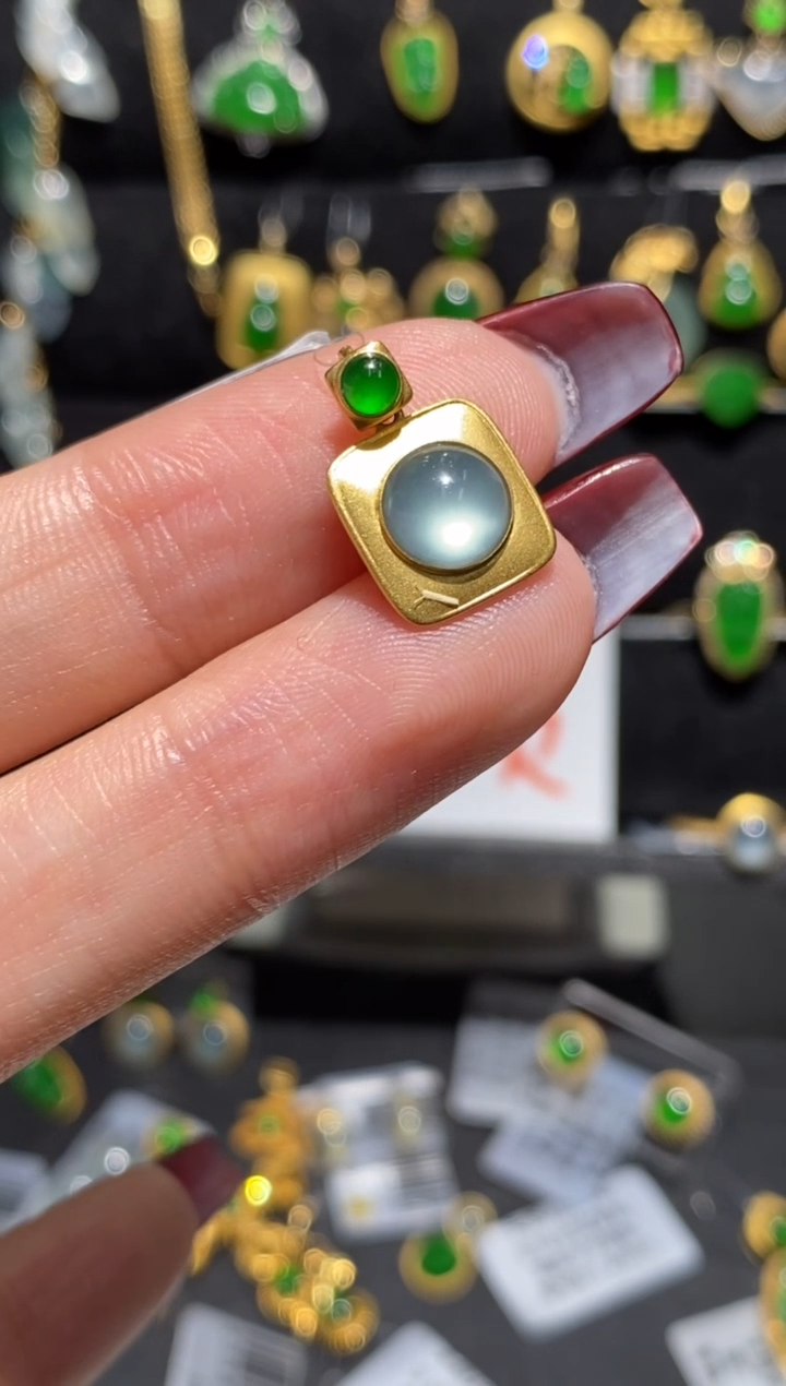 【闪购商品】翡翠颈饰18K金镶嵌吊坠