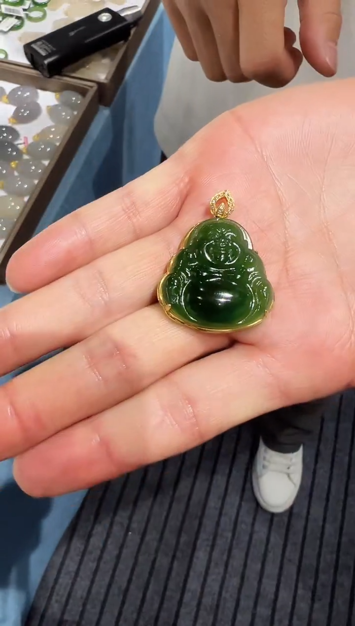 和田玉18K金镶嵌颈饰馠吊坠